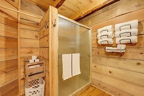 'antler's Point' Cabin w/ Patio & Grill in Branson