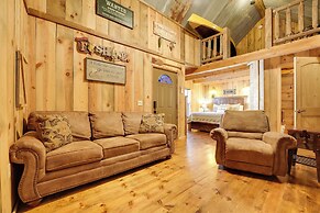 'antler's Point' Cabin w/ Patio & Grill in Branson