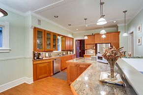 Inviting Seattle Apartment: 4 Mi to Ballard Locks