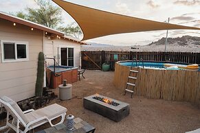Twentynine Palms Desert Oasis w/ Pool & Hot Tub!