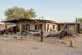 Twentynine Palms Desert Oasis w/ Pool & Hot Tub!