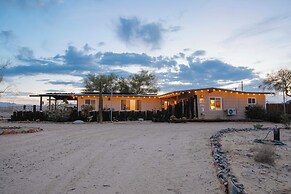 Twentynine Palms Desert Oasis w/ Pool & Hot Tub!