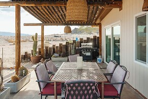 Twentynine Palms Desert Oasis w/ Pool & Hot Tub!