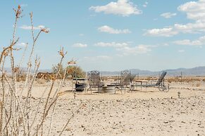 Twentynine Palms Desert Oasis w/ Pool & Hot Tub!