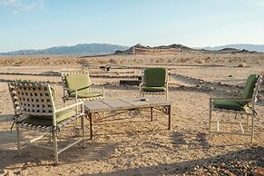 Twentynine Palms Desert Oasis w/ Pool & Hot Tub!