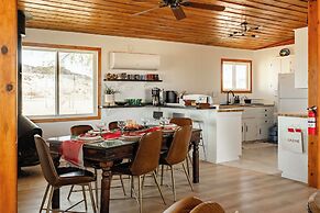 Twentynine Palms Desert Oasis w/ Pool & Hot Tub!