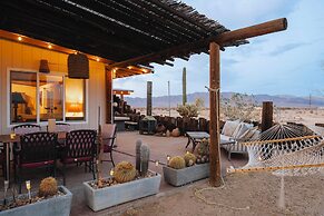 Twentynine Palms Desert Oasis w/ Pool & Hot Tub!