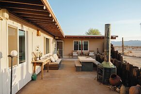 Twentynine Palms Desert Oasis w/ Pool & Hot Tub!