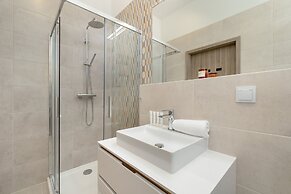 Luxurious Apartment by Renters Prestige