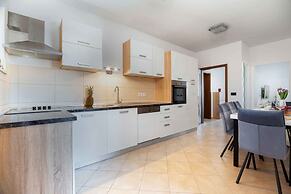 Beautiful 2-bedrooms Apartment in Rogoznica