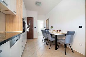 Beautiful 2-bedrooms Apartment in Rogoznica