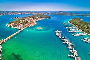 Beautiful 2-bedrooms Apartment in Rogoznica