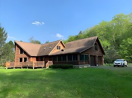 Pocono Dog-Friendly Home on River
