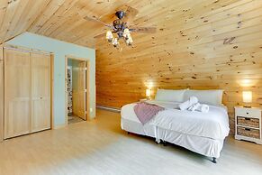 Pocono Dog-Friendly Home on River