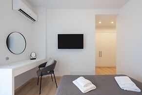 Luxury Apartment near Floisvos Marina