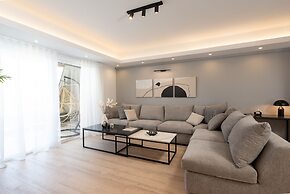 Luxury Apartment near Floisvos Marina