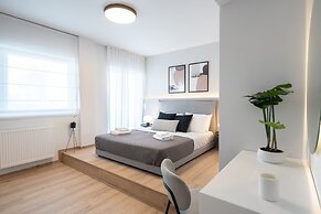 Luxury Apartment near Floisvos Marina