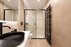 Luxury Apartment near Floisvos Marina