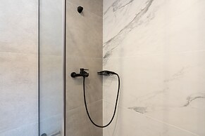 Luxury Apartment near Floisvos Marina