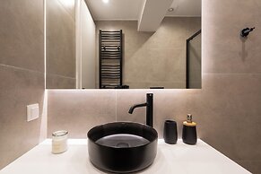 Luxury Apartment near Floisvos Marina