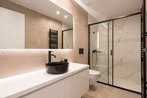 Luxury Apartment near Floisvos Marina