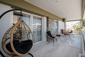 Luxury Apartment near Floisvos Marina