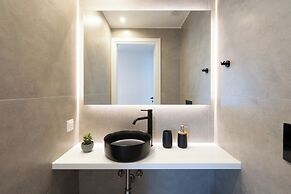 Luxury Apartment near Floisvos Marina