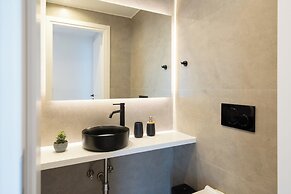 Luxury Apartment near Floisvos Marina