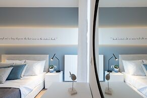 Luxury Apartment near Floisvos Marina