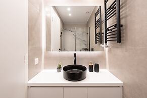 Luxury Apartment near Floisvos Marina