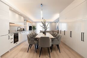 Luxury Apartment near Floisvos Marina
