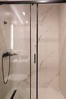 Luxury Apartment near Floisvos Marina