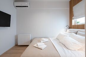 Luxury Apartment near Floisvos Marina