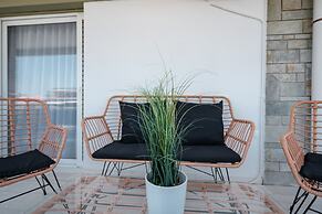 Luxury Apartment near Floisvos Marina