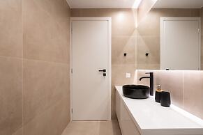 Luxury Apartment near Floisvos Marina