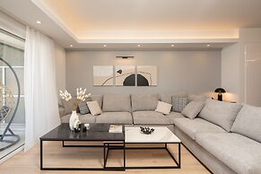 Luxury Apartment near Floisvos Marina