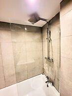 Large Modern House with Parking