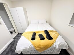 Large Modern House with Parking