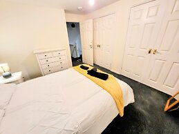 Large Modern House with Parking