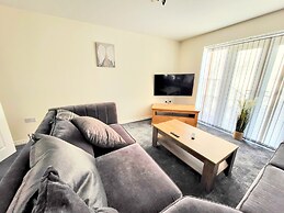 Large Modern House with Parking