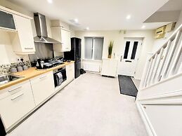 Large Modern House with Parking