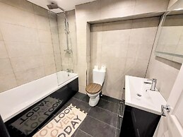 Large Modern House with Parking