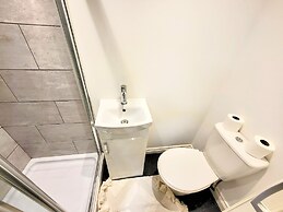 Large Modern House with Parking