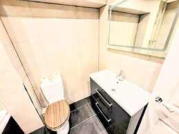 Large Modern House with Parking