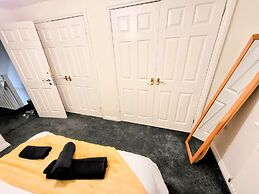 Large Modern House with Parking