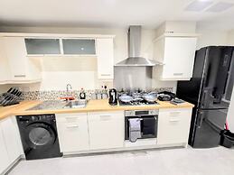 Large Modern House with Parking