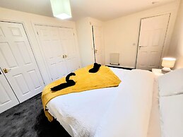 Large Modern House with Parking