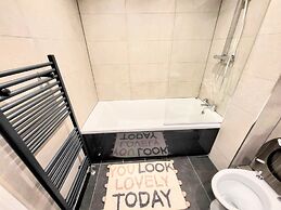 Large Modern House with Parking