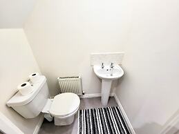 Large Modern House with Parking