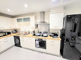 Large Modern House with Parking